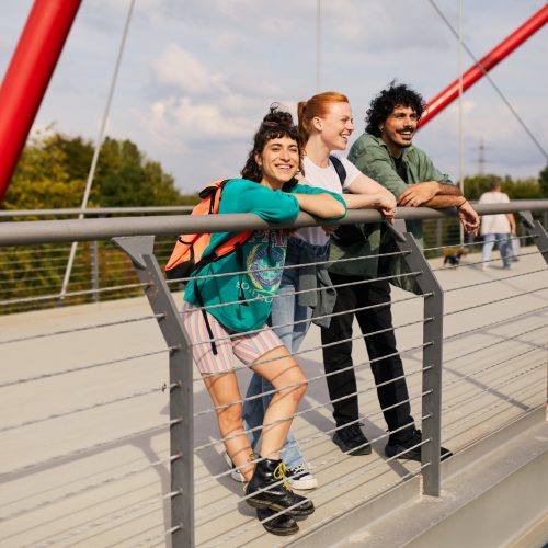 Das Bild zeigt drei Personen auf der Brücke im Nordsternpark