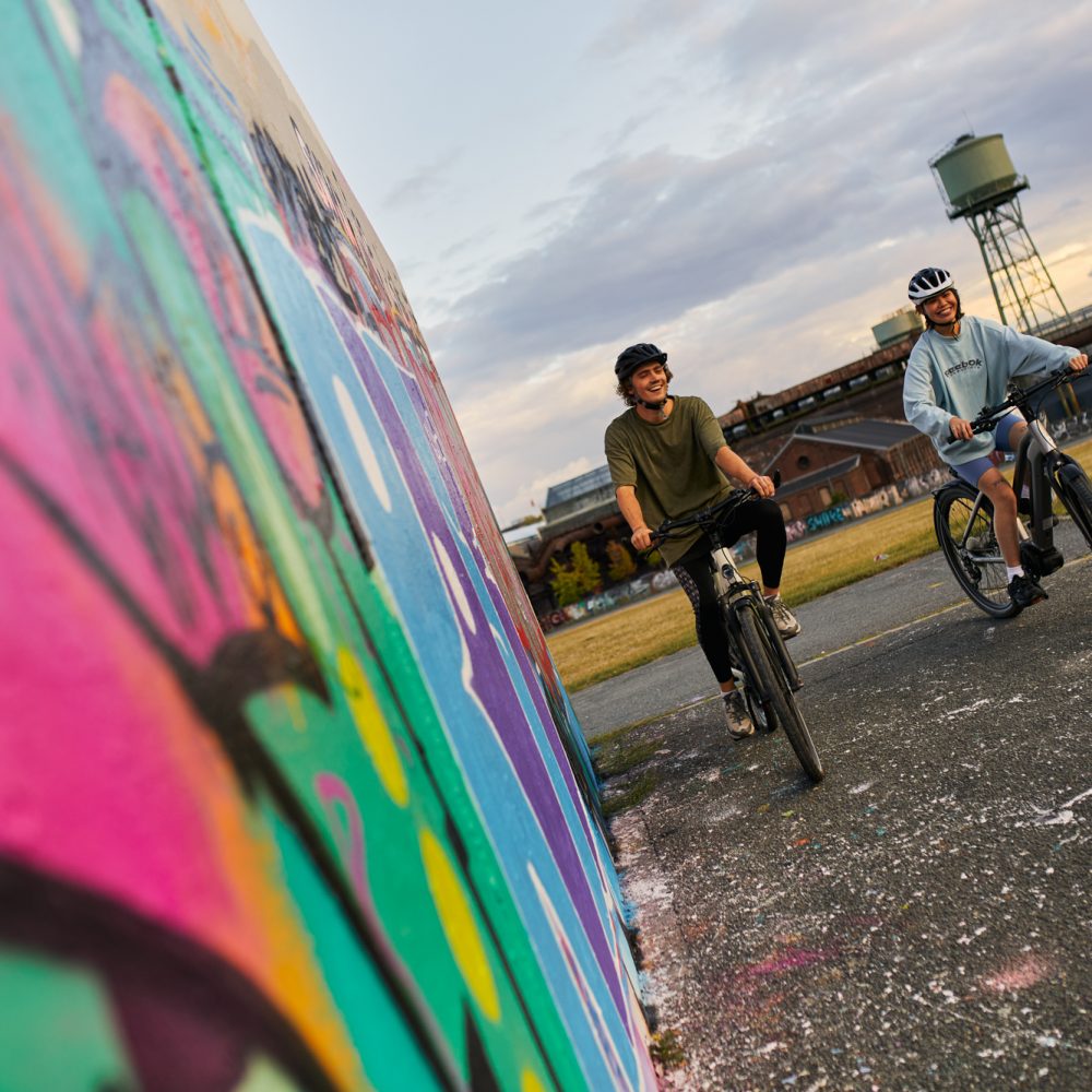 Das Bild zeigt zwei Radfahrer im Westpark Bochum